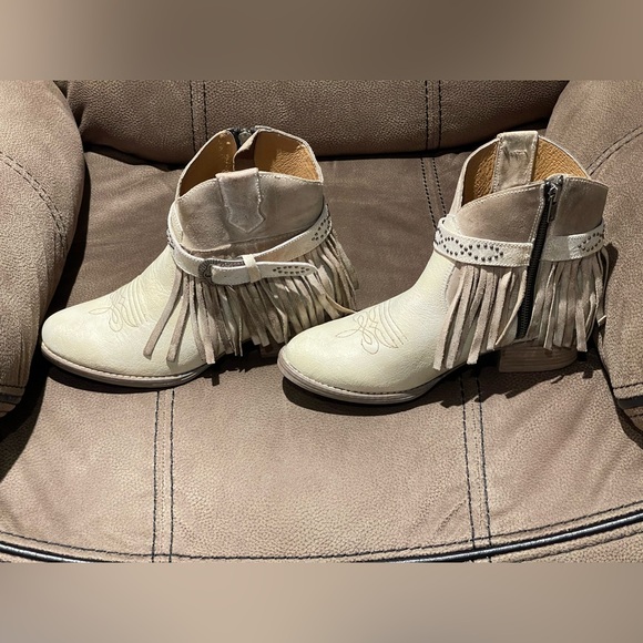 Sterling River Fringe Boots - Picture 2 of 6